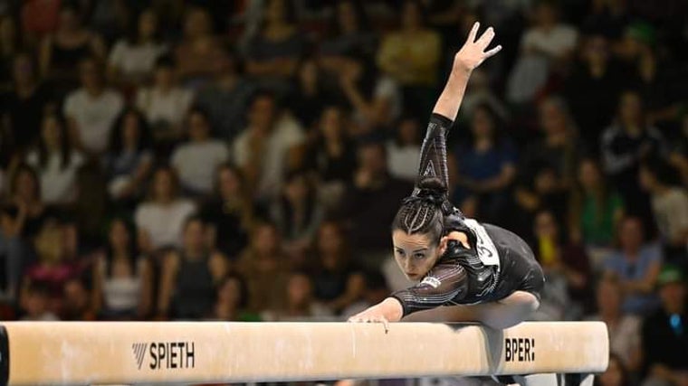 Ana Pérez, realizando un ejercicio en la barra de equilibrio