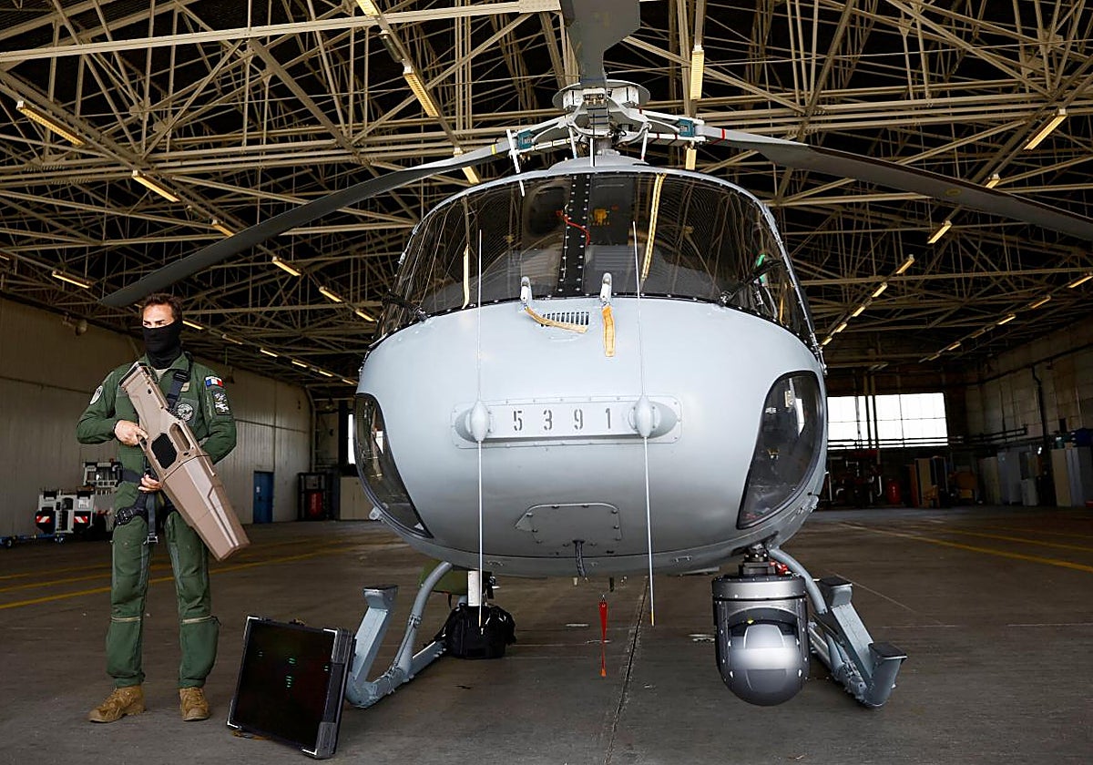 Soldado francés con un arma especial antidrones