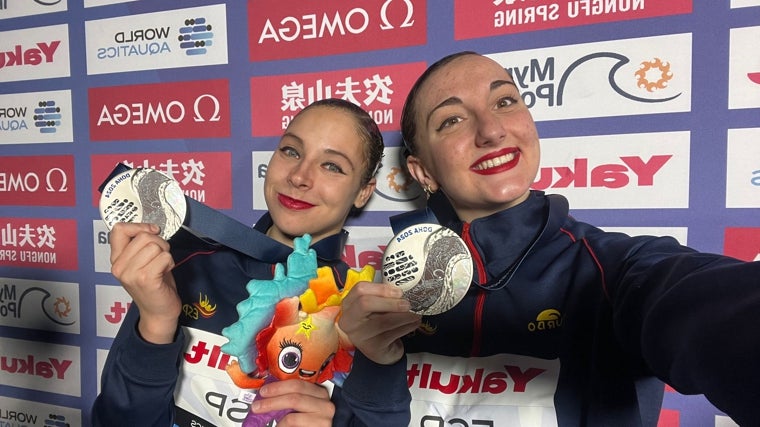 Alisa Ozhogina y Marina García, con la medalla de plata lograda en el Mundial de Doha