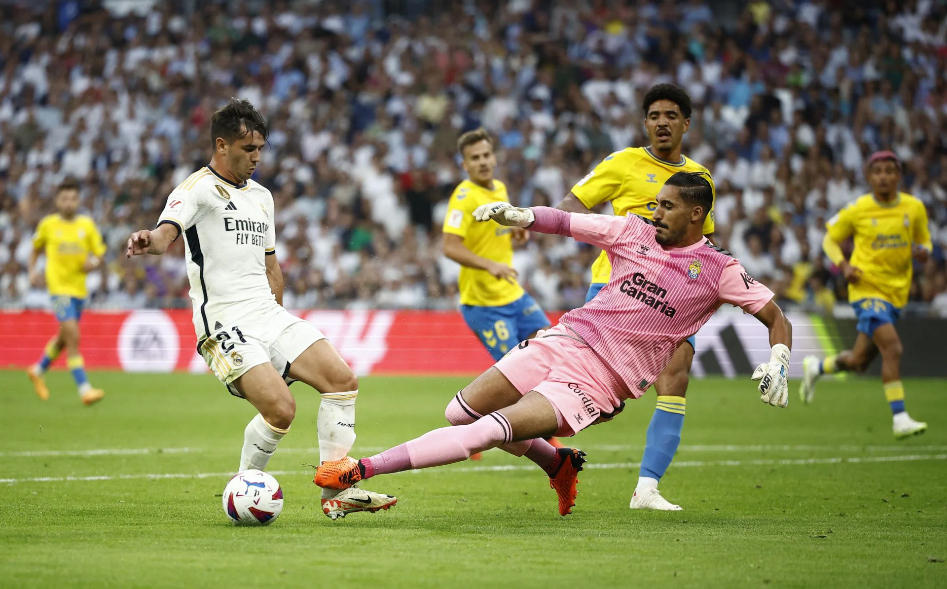 Álvaro Valles sale con los pies ante Brahim en el Real Madrid - Las Palmas de la pasada temporada