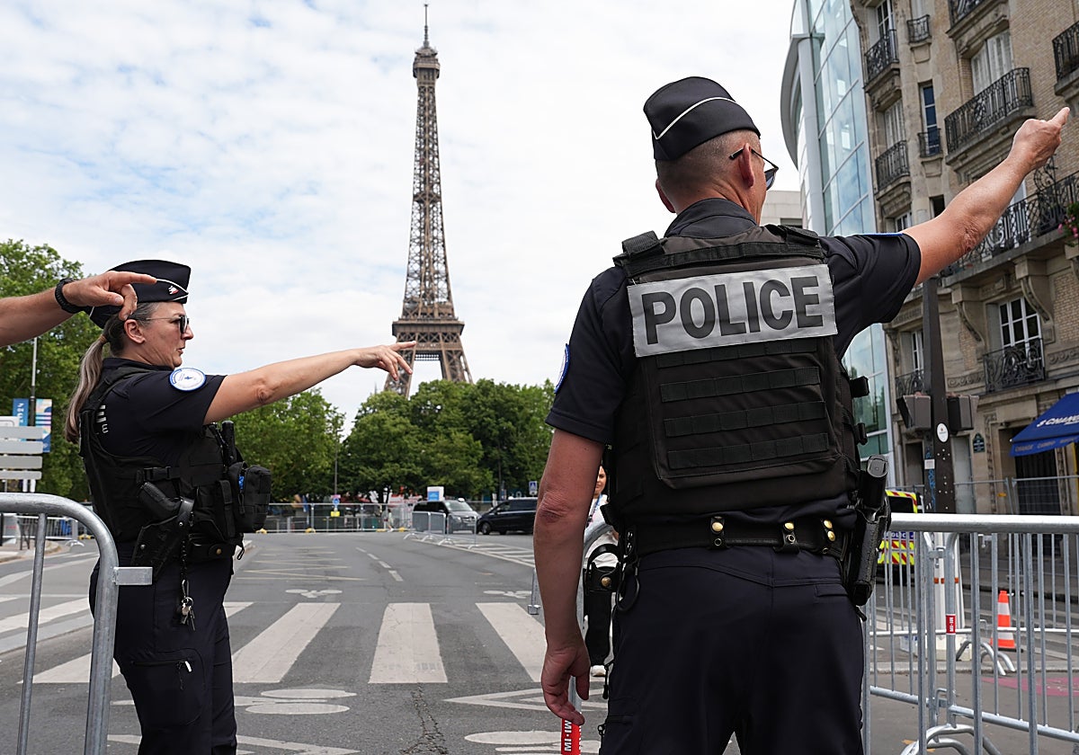 Gendarmes franceses en las inmediaciones de la Torre Eiffel