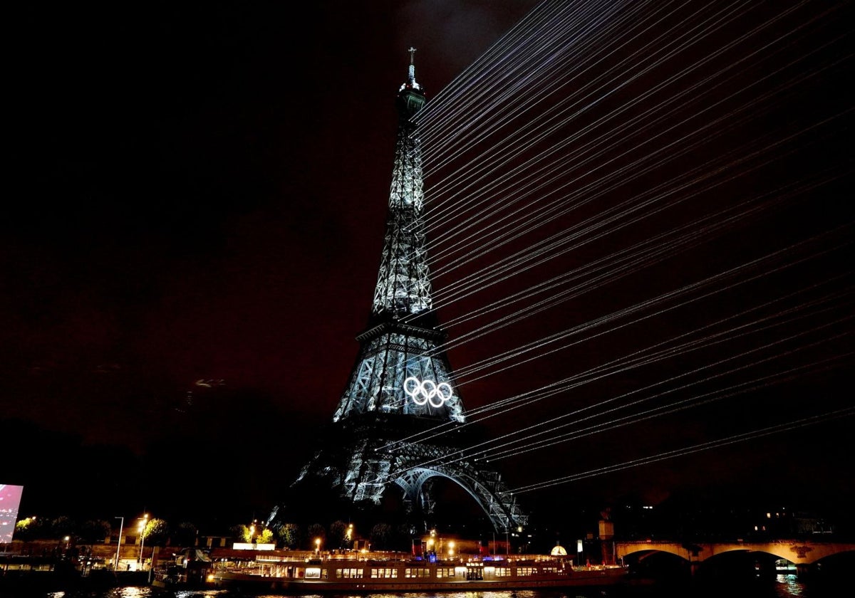 La Torre Eiffel iluminada en la ceremonia de los Juegos Olímpicos