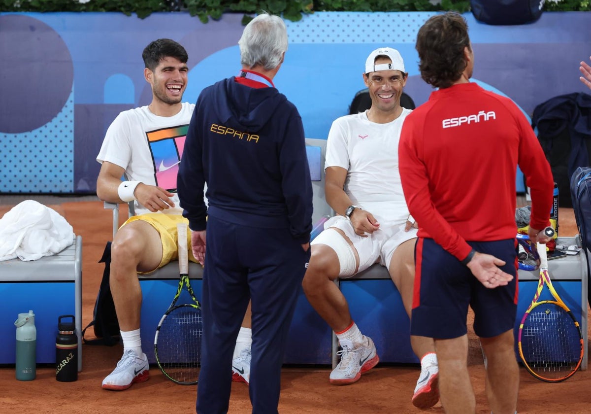 Nadal, con Alcaraz durante el entrenamiento de este viernes en París