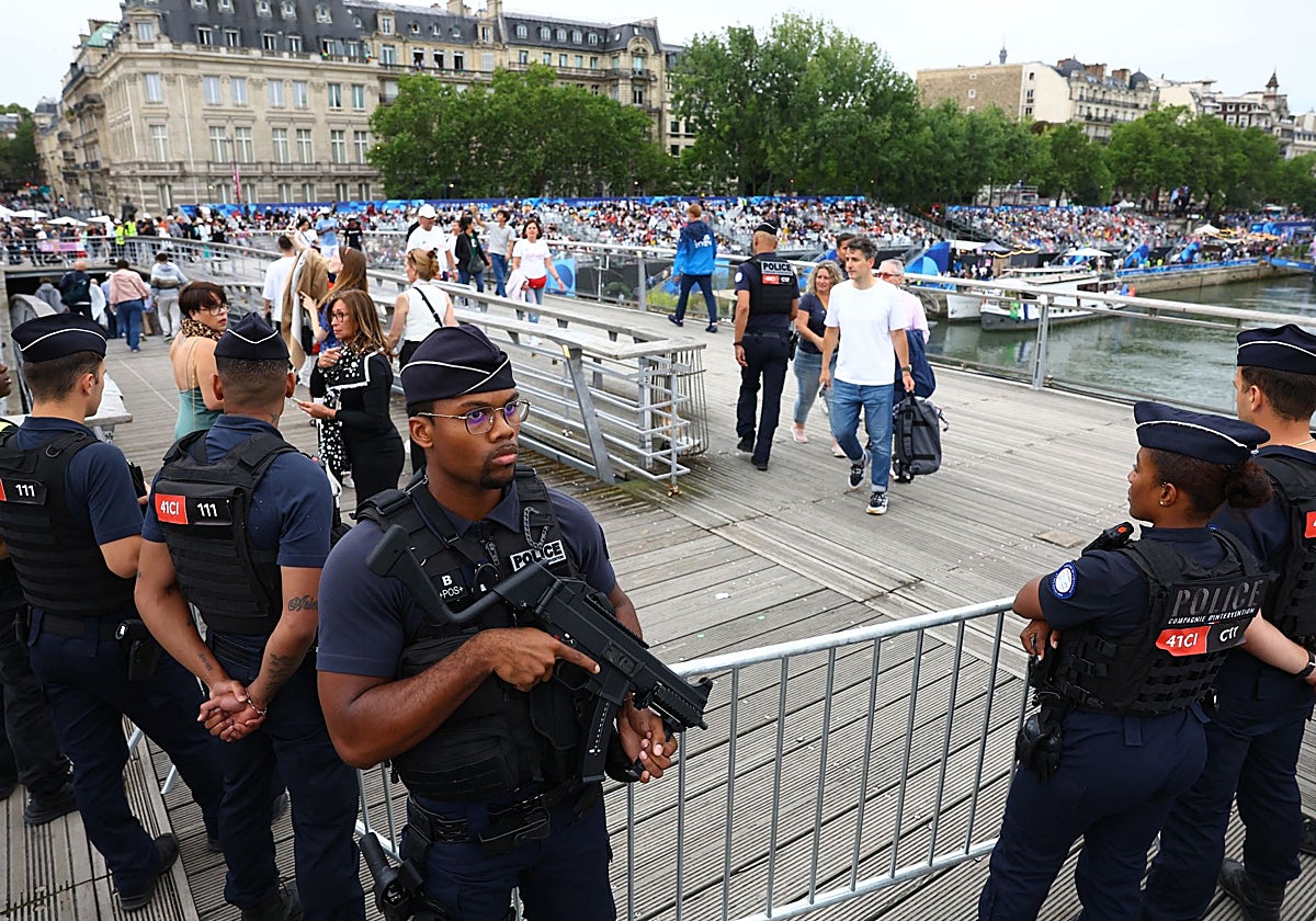 Despliegue policial en torno a las gradas del Sena