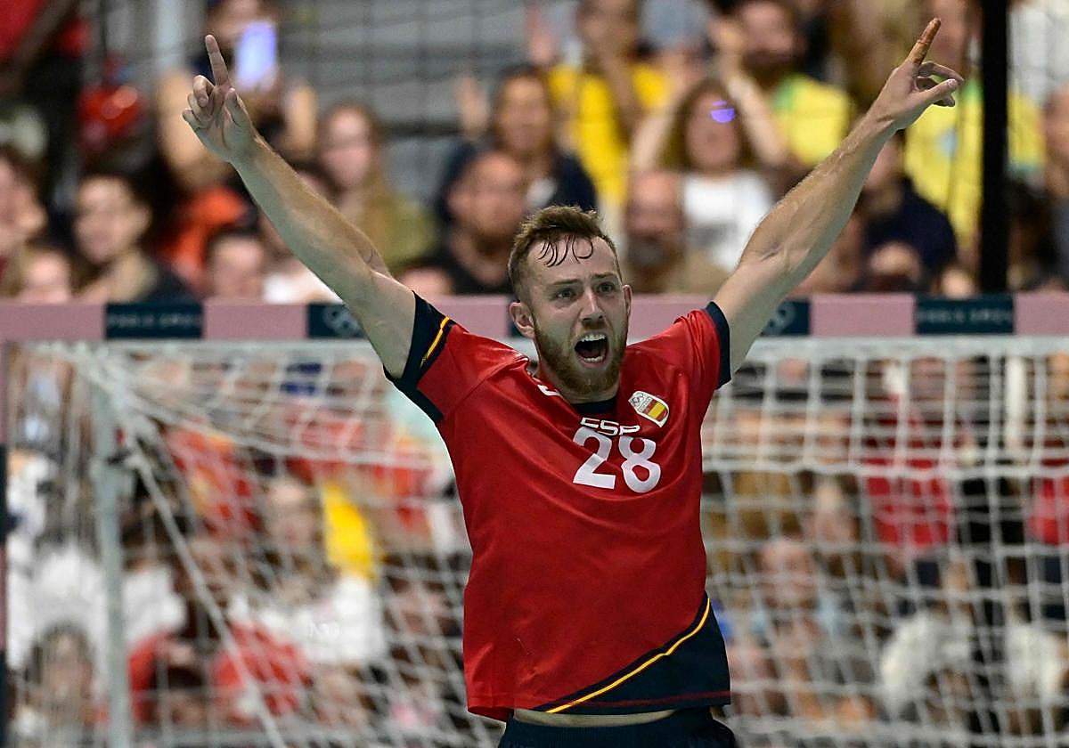 El español Aleix Gomez celebra un gol