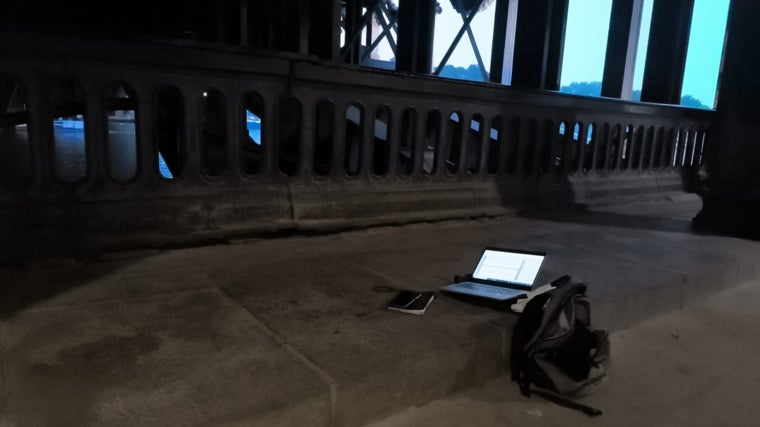 Trabajando bajo un puente, a cubierto de la lluvia