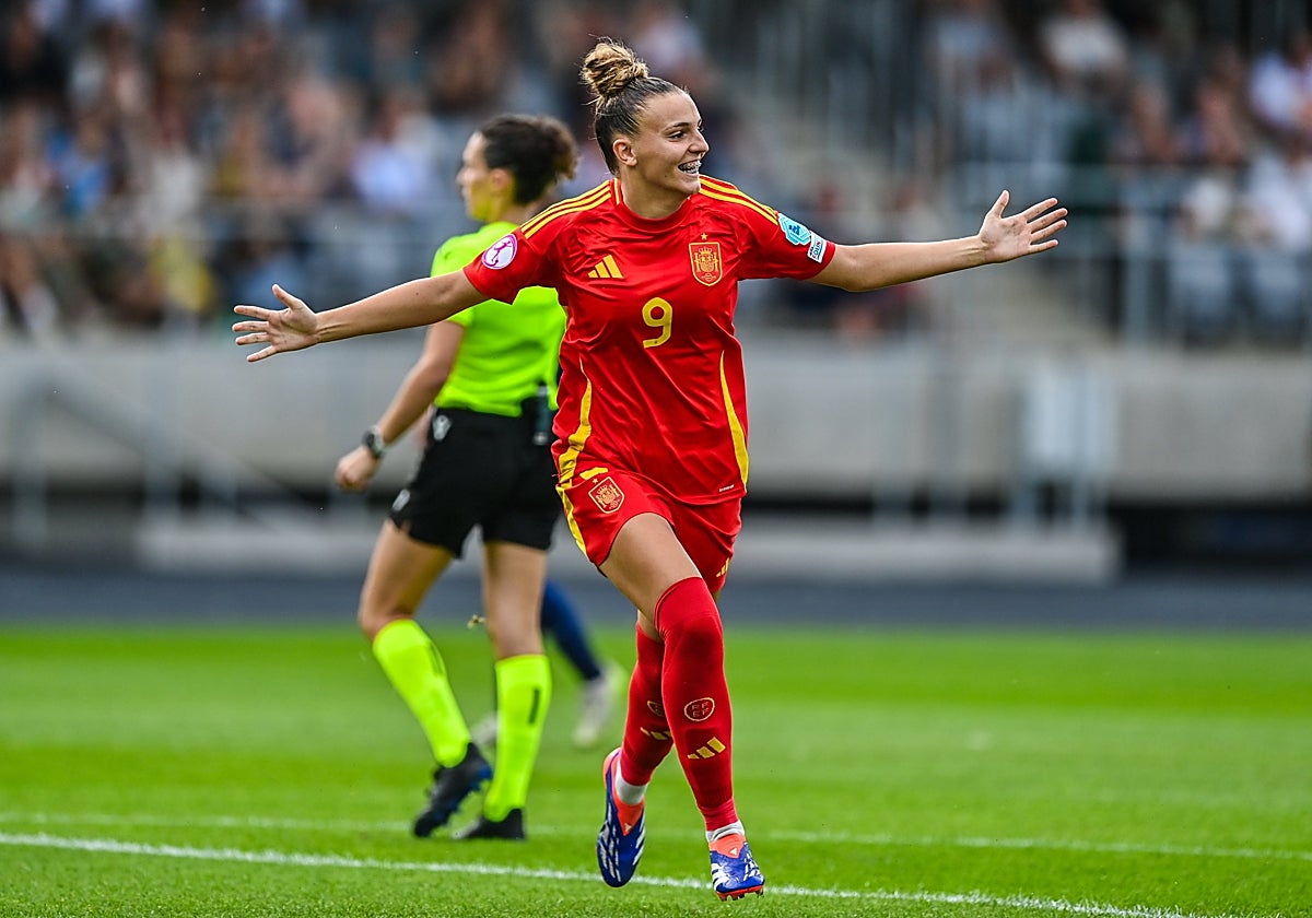Marisa García celebra el gol que adelantaba a España en la final del Europeo sub-19