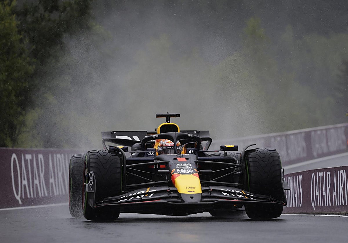 Max Verstappen rueda por el mojado asfalto de Spa