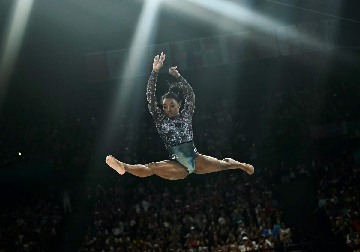 Simone Biles, durante su ejercicio