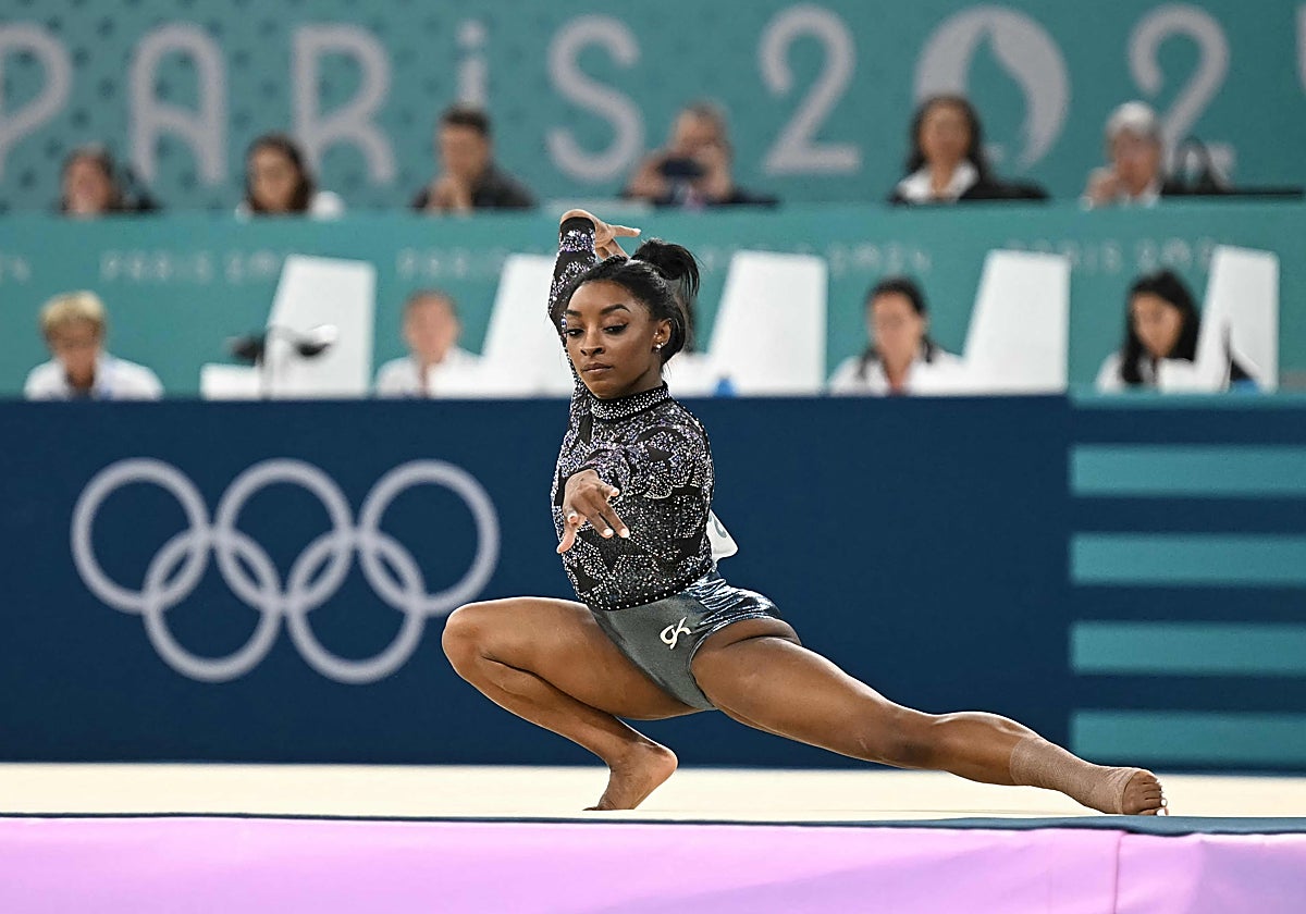 Simone Biles durante uno de sus ejercicios
