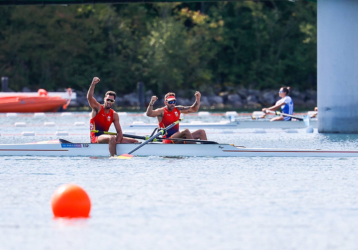 Javier García y Jaime Canalejo, tras imponerse este domingo en su serie clasificatoria del dos sin timonel