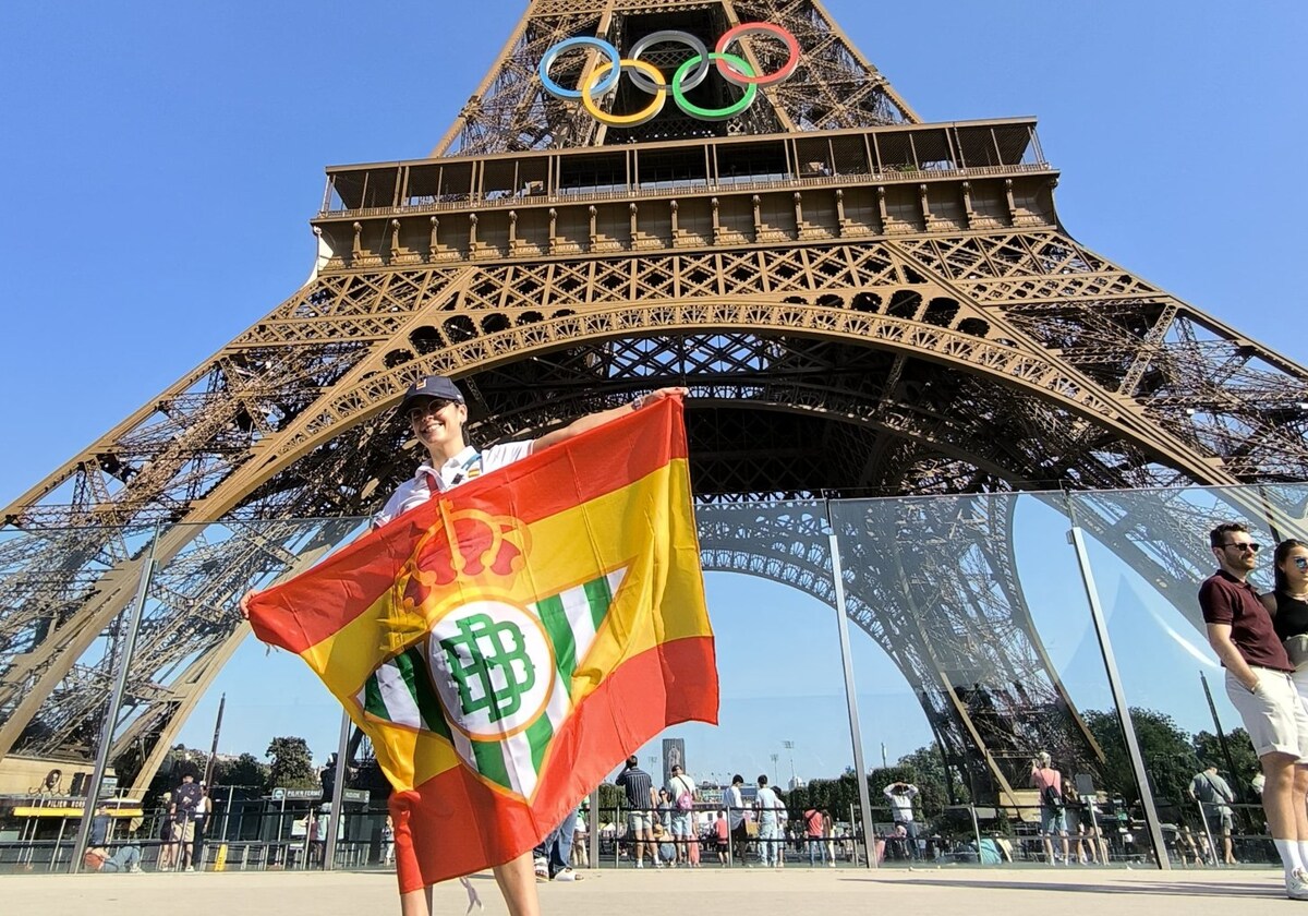 Anita Pérez posa con la bandera de España y el escudo del Betis en la Torre Eiffel de París