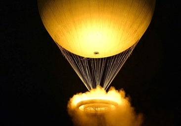 El pebetero olímpico fascina a parisinos y turistas