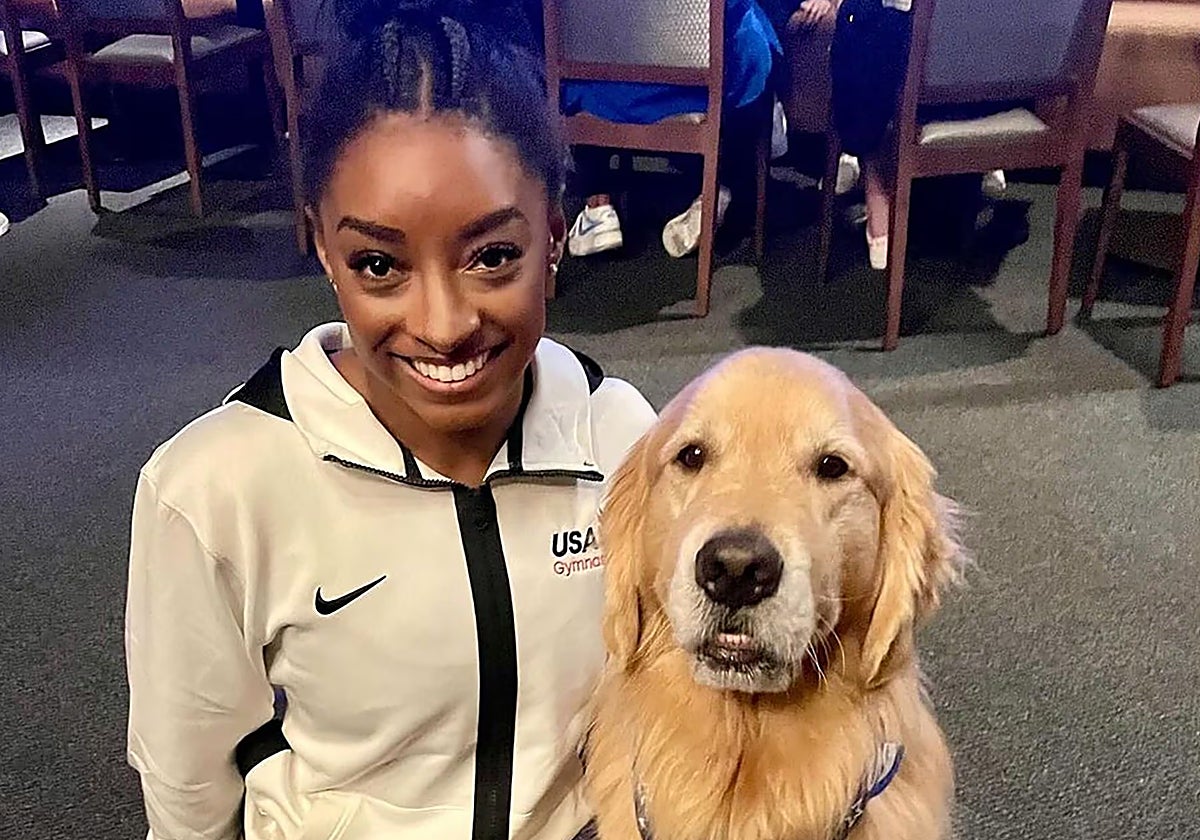 Simon Biles, con Beacon, el perro del equipo estadounidense