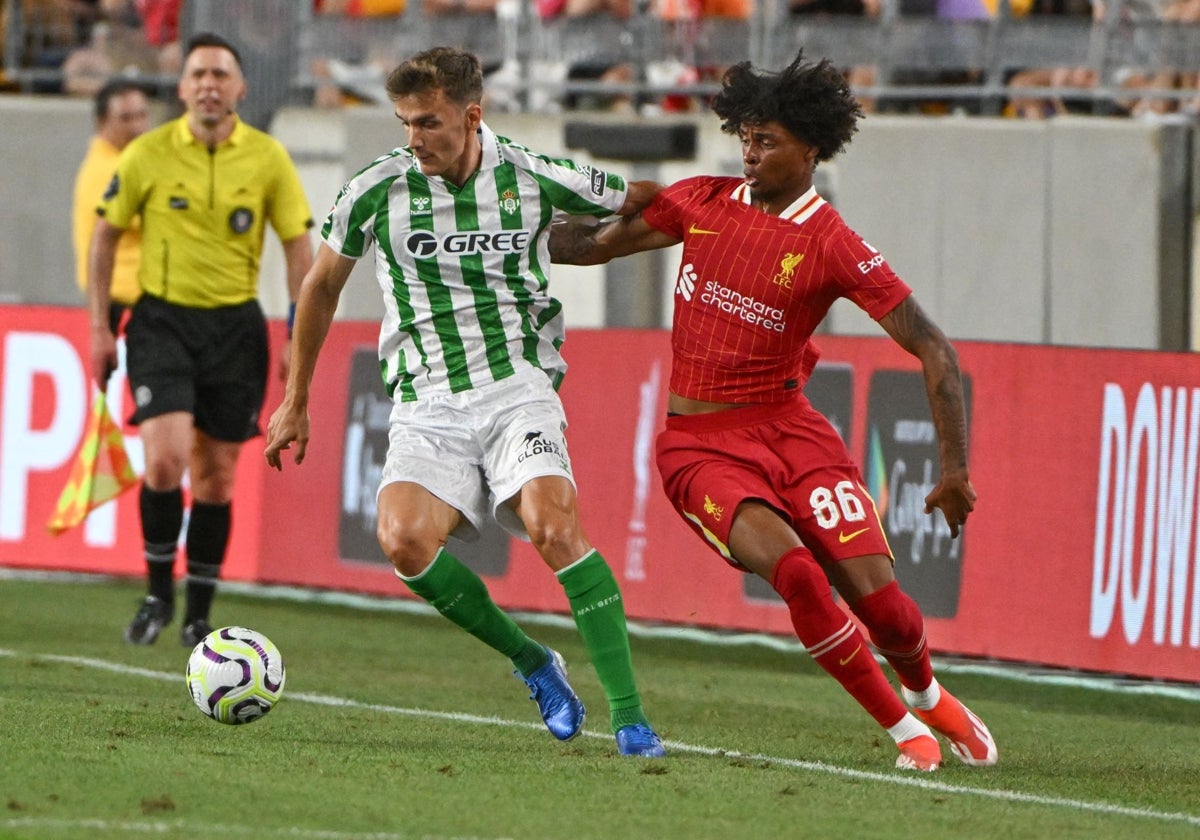 Diego Llorente, durante el amistoso frente al Liverpool