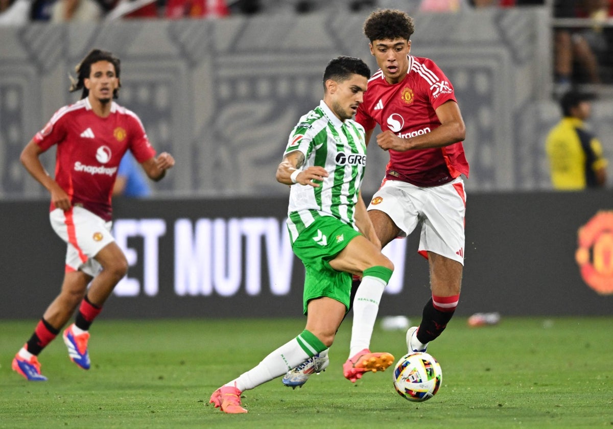 Bartra disputa un balón en el amistoso Manchester United-Betis