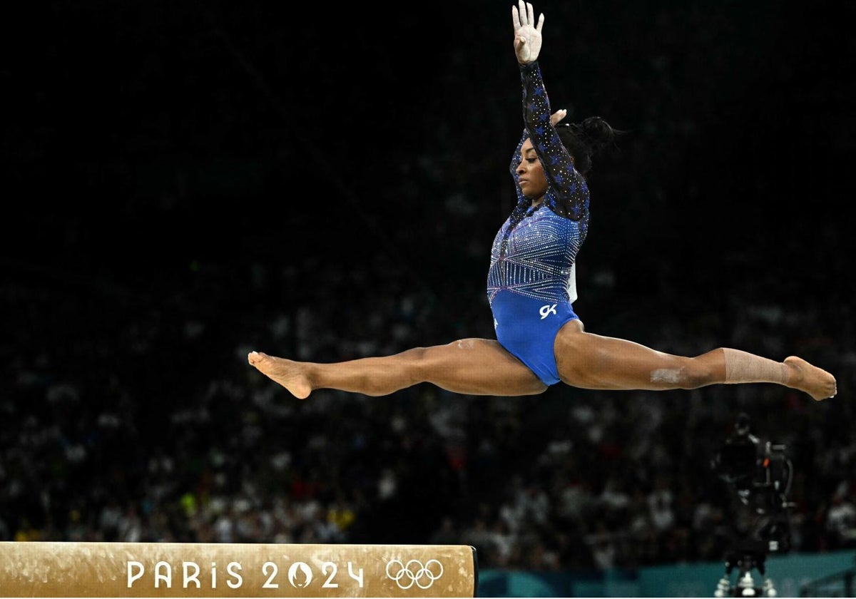 Simone Biles, durante el ejercicio de barra de equilibrios