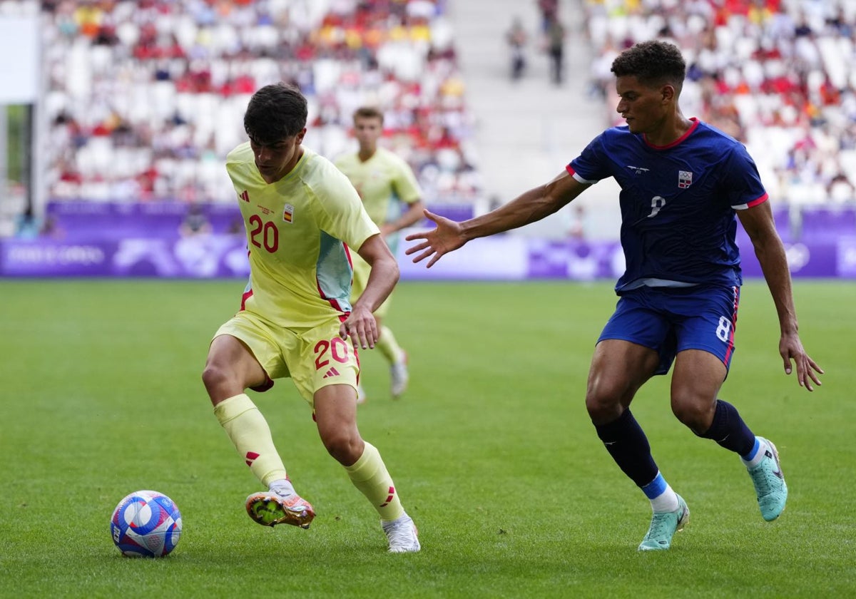 Juanlu Sánchez despista a su contrario en el partido ante República Dominicana