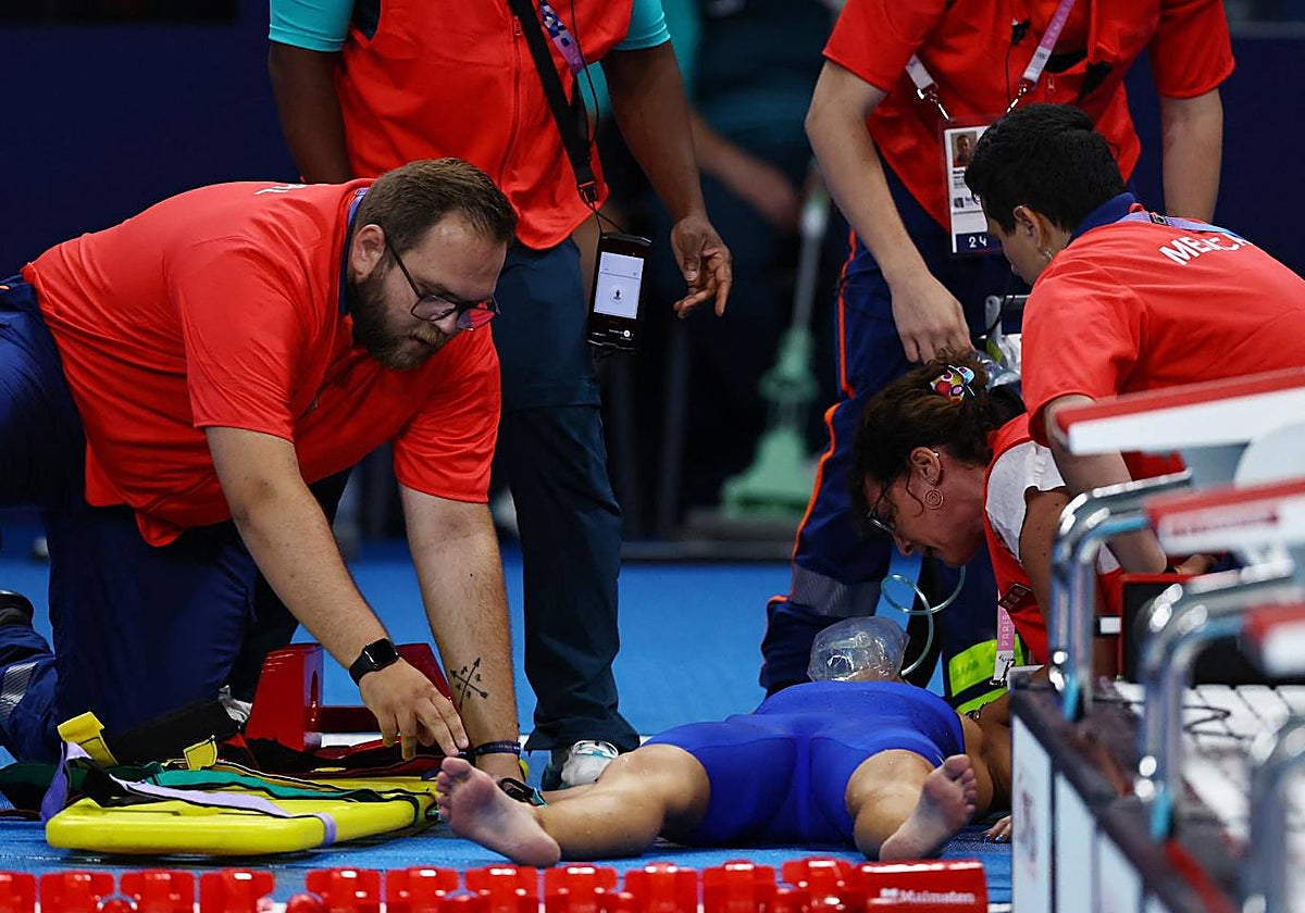 La nadadora Tamara Potacka recibe asistencia médica tras finaliar su prueba en los 200 metros de natación