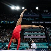 Simone Biles vuelve a tocar el cielo en el salto