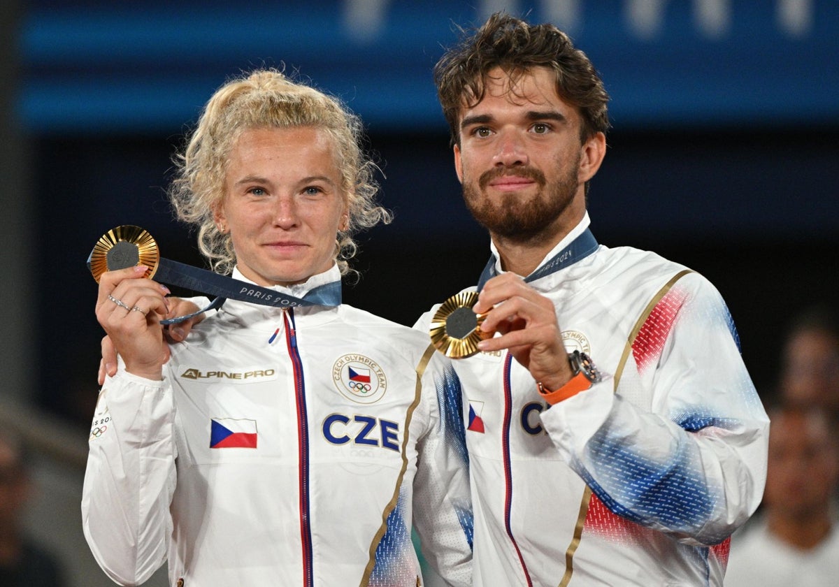 Siniakova y Machac tras conquistar el oro olímpico