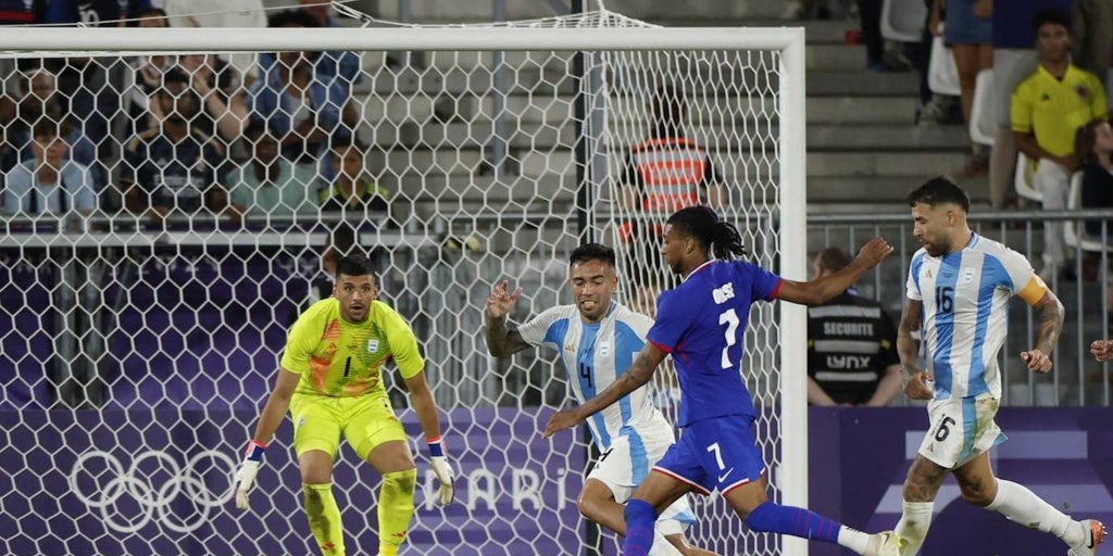 Francia cobra la llegada del Mundial con tanga final bochornosa