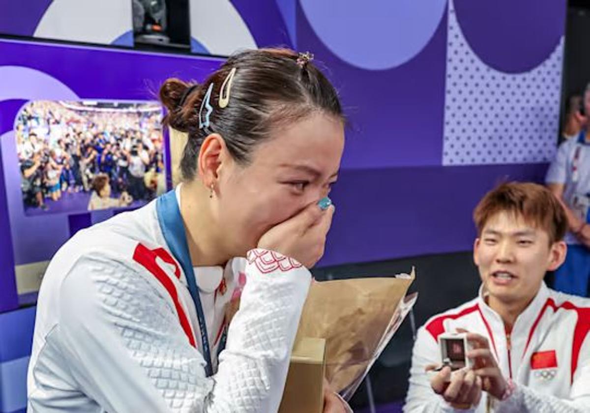 Le pide matrimonio a su novia después de ganar el oro olímpico en bádminton