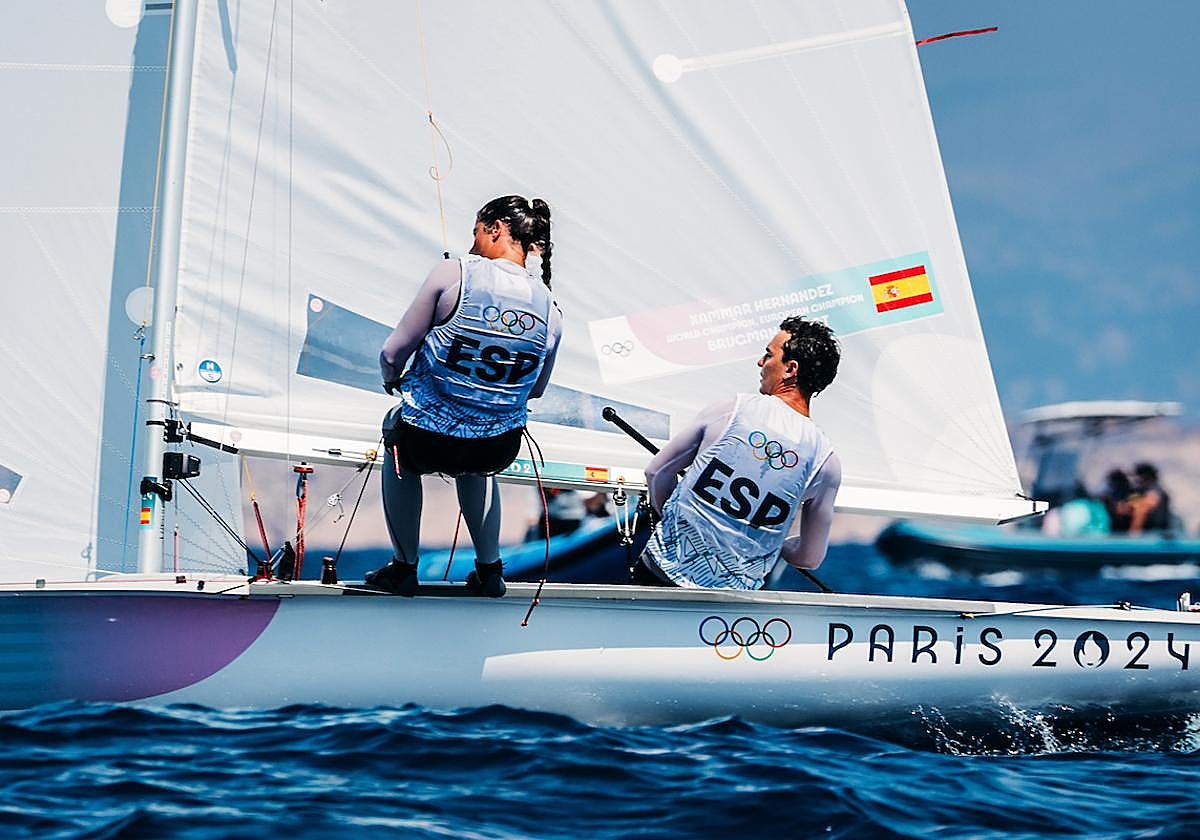 Tara Pacheco y Andrés Barrio se lucen en su estreno en los Juegos, con un primero en la última regata de Nacra 17