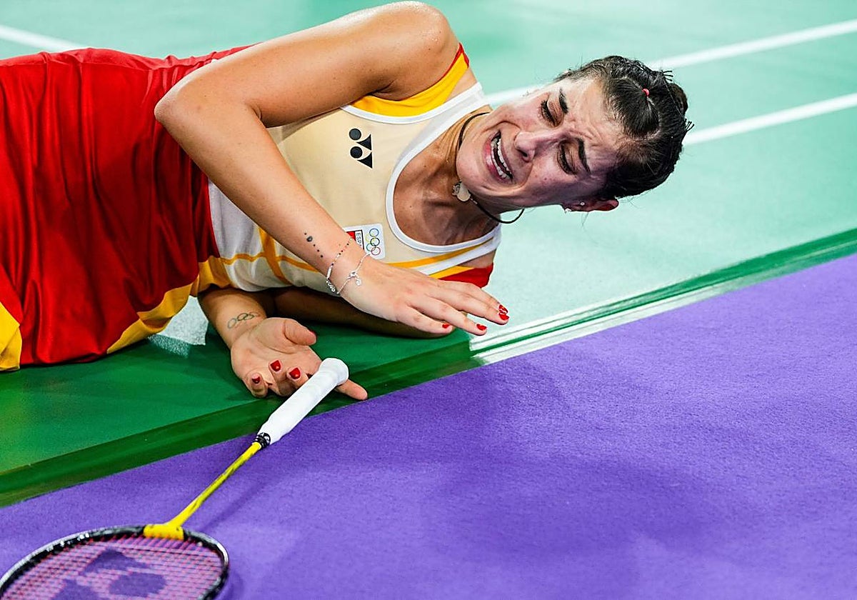 Carolina se marcha al suelo después de lesionarse la rodilla derecha