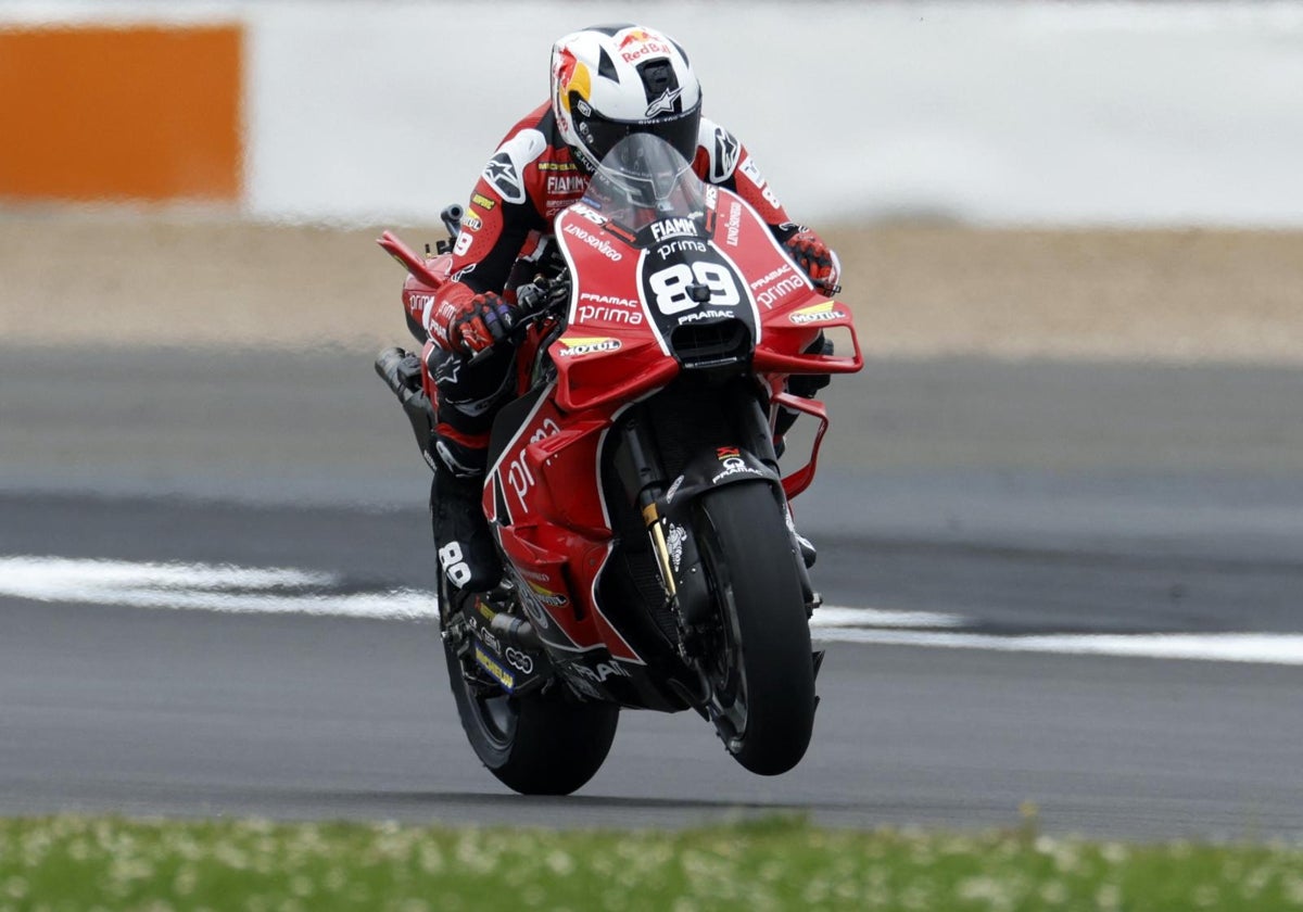 Jorge Martín pilota su Ducati por Silverstone