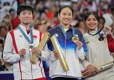 El bonito gesto de la rival de Carolina Marín: con la bandera de España en el podio