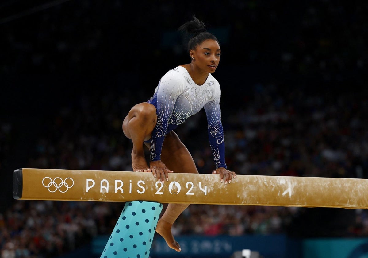 Biles vuelve a subirse a la barra tras la caída