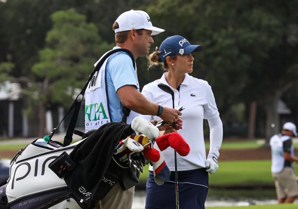 Azahara Muñoz, junto a su marido y caddie Tim, en un torneo