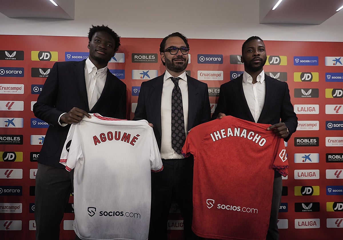 Agoumé e Iheanacho posan junto a Víctor Orta en la doble presentación de este martes