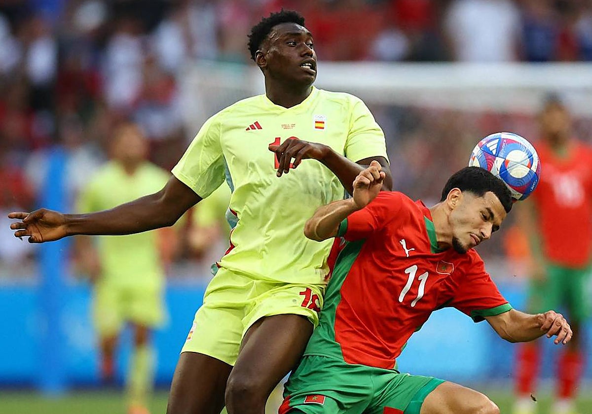 Samu Omorodion lucha un balón en el partido de semifinales contra Maruecos