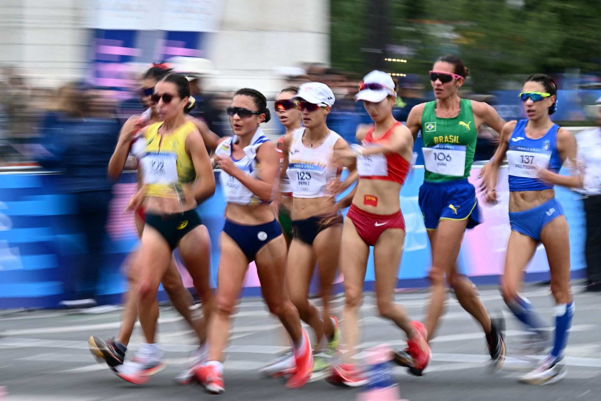 María Pérez hizo el segundo relevo, con los favoritos aún agrupados