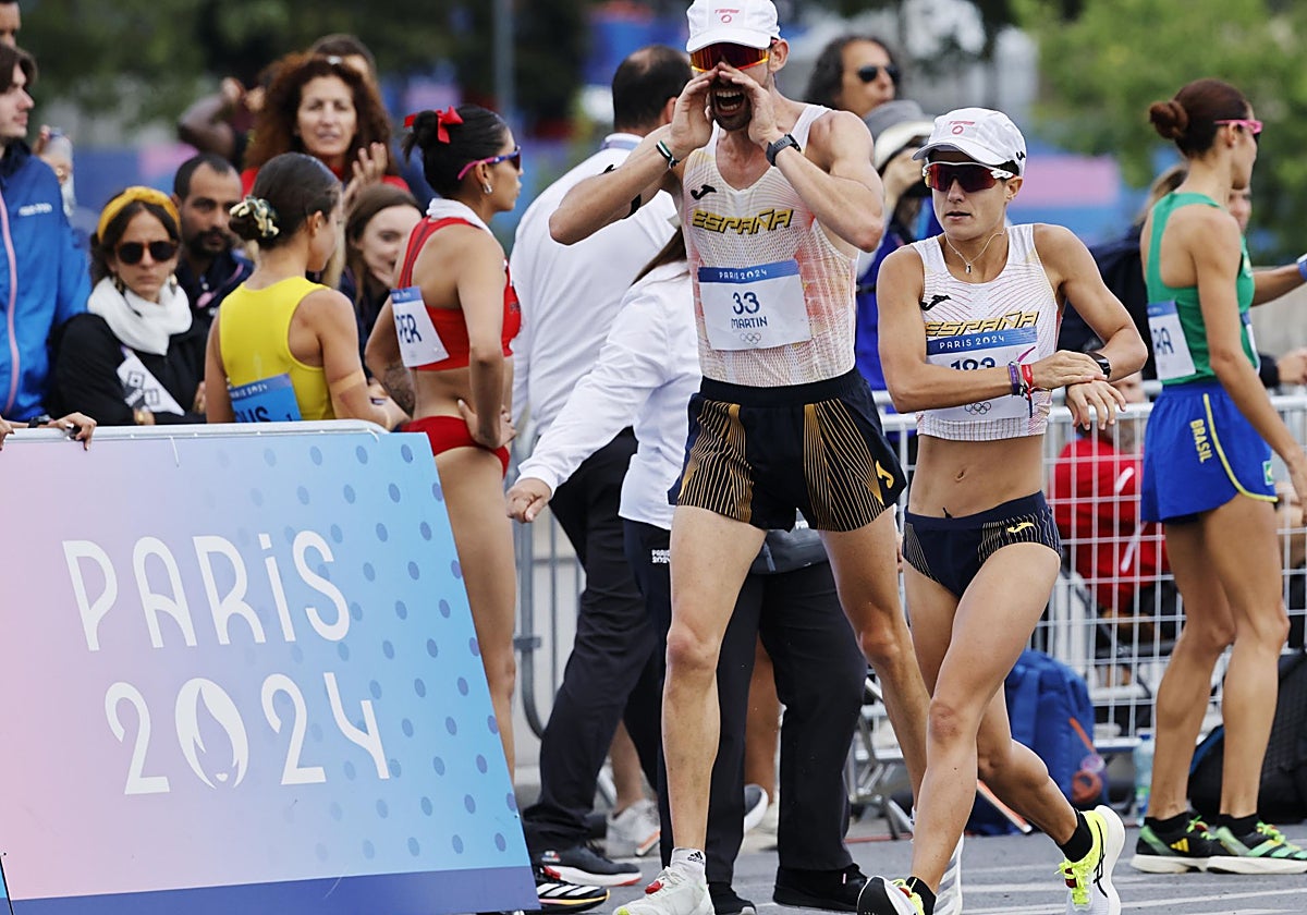 Álvaro Martín anima a María Pérez en el último relevo