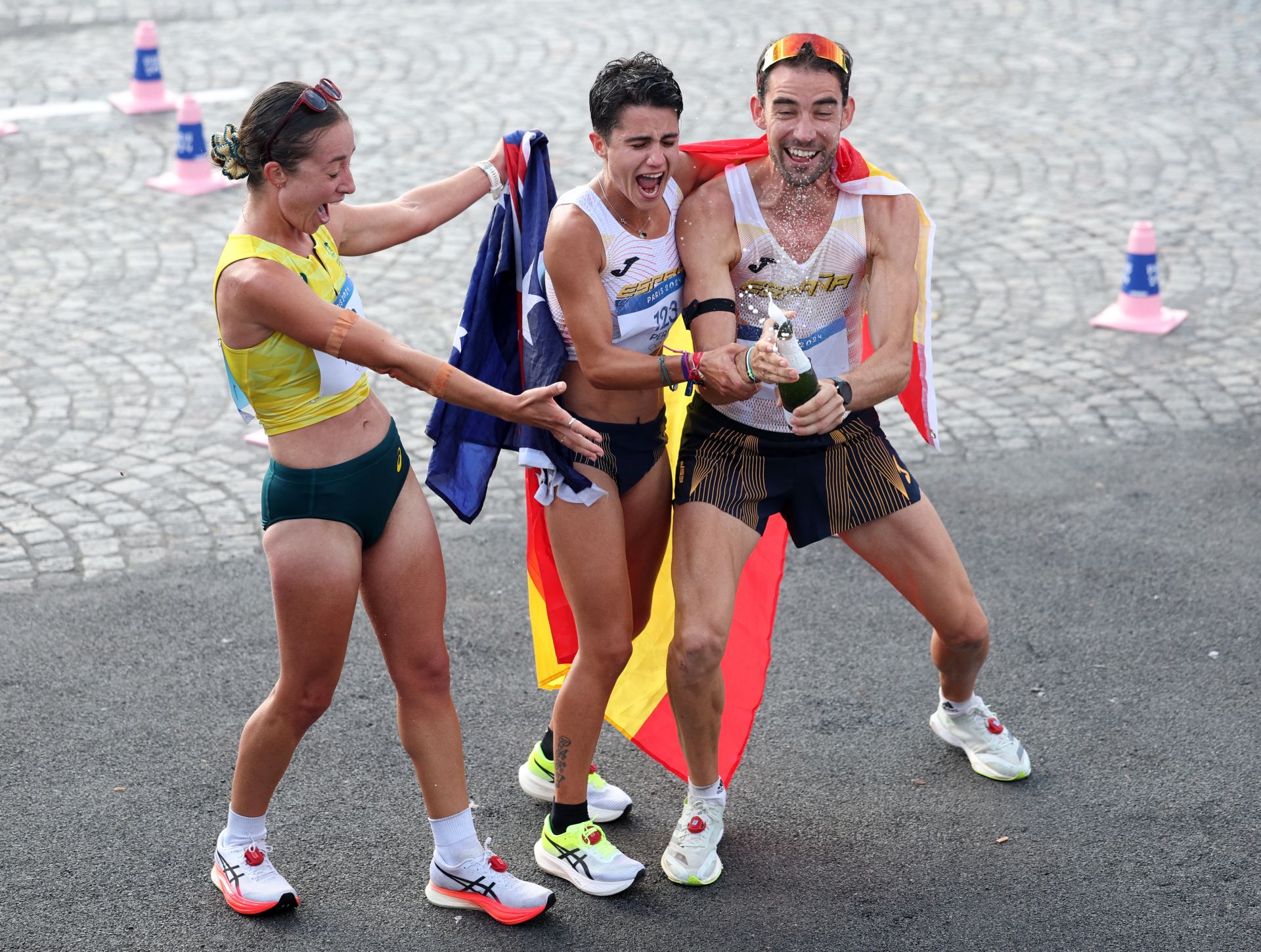 Celebración de los medallistas tras pasar la línea de meta