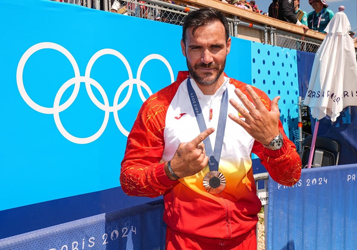 Saúl Craviotto, con su bronce de París, señala las seis medallas olímpicas que tiene