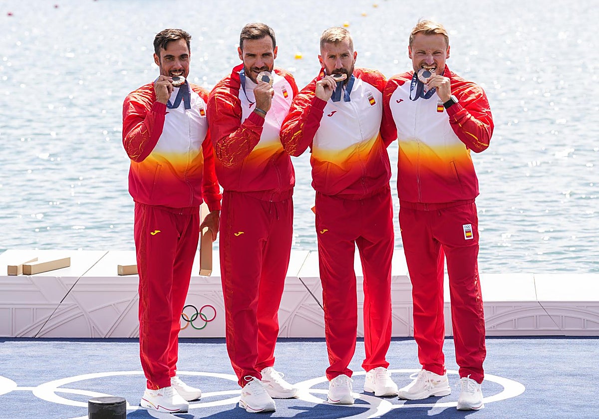 Rodrigo Germade, Saúl Craviotto, Carlos Arévalo y Marcus Cooper, muerden su medalla de bronce