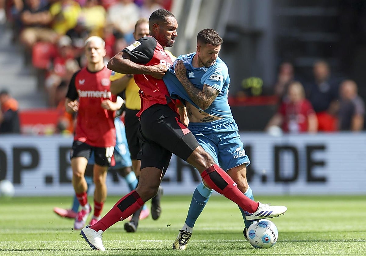 El bético Aitor pugna por un balón con el jugador del Leverkusen Tah