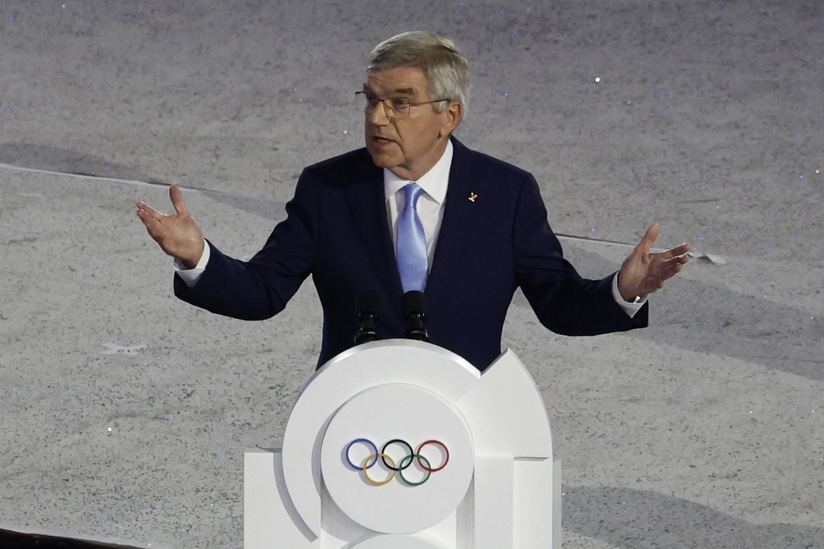 El presidente de l Comité Olímpico Internacional habla durante la ceremonia de clausura de los Juegos Olímpicos de París 2024