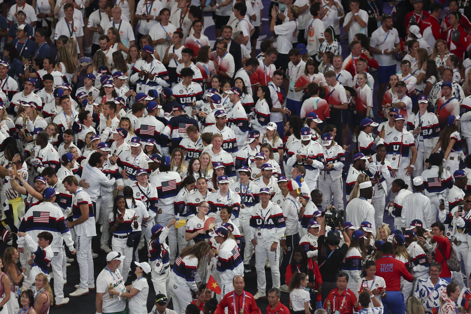 La delegación de EE.UU. durante la ceremonia de clausura de los Juegos Olímpicos de París 2024