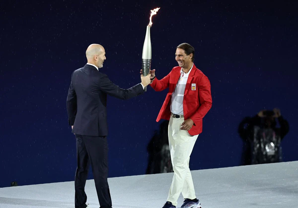 Zidane entrega la antorcha Olímpica a Rafael Nadal en la Ceremonia de inaguración, imagen archivo