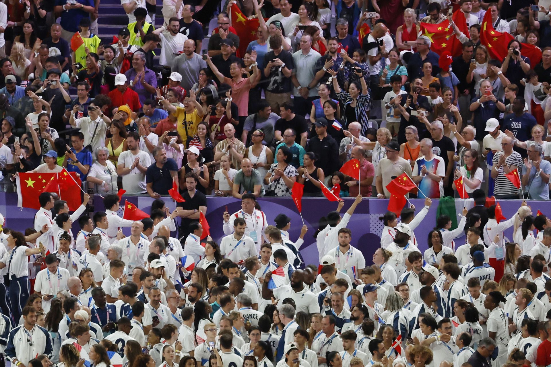 Las delegaciones francesa y china en la ceremonia de clausura de  París 2024