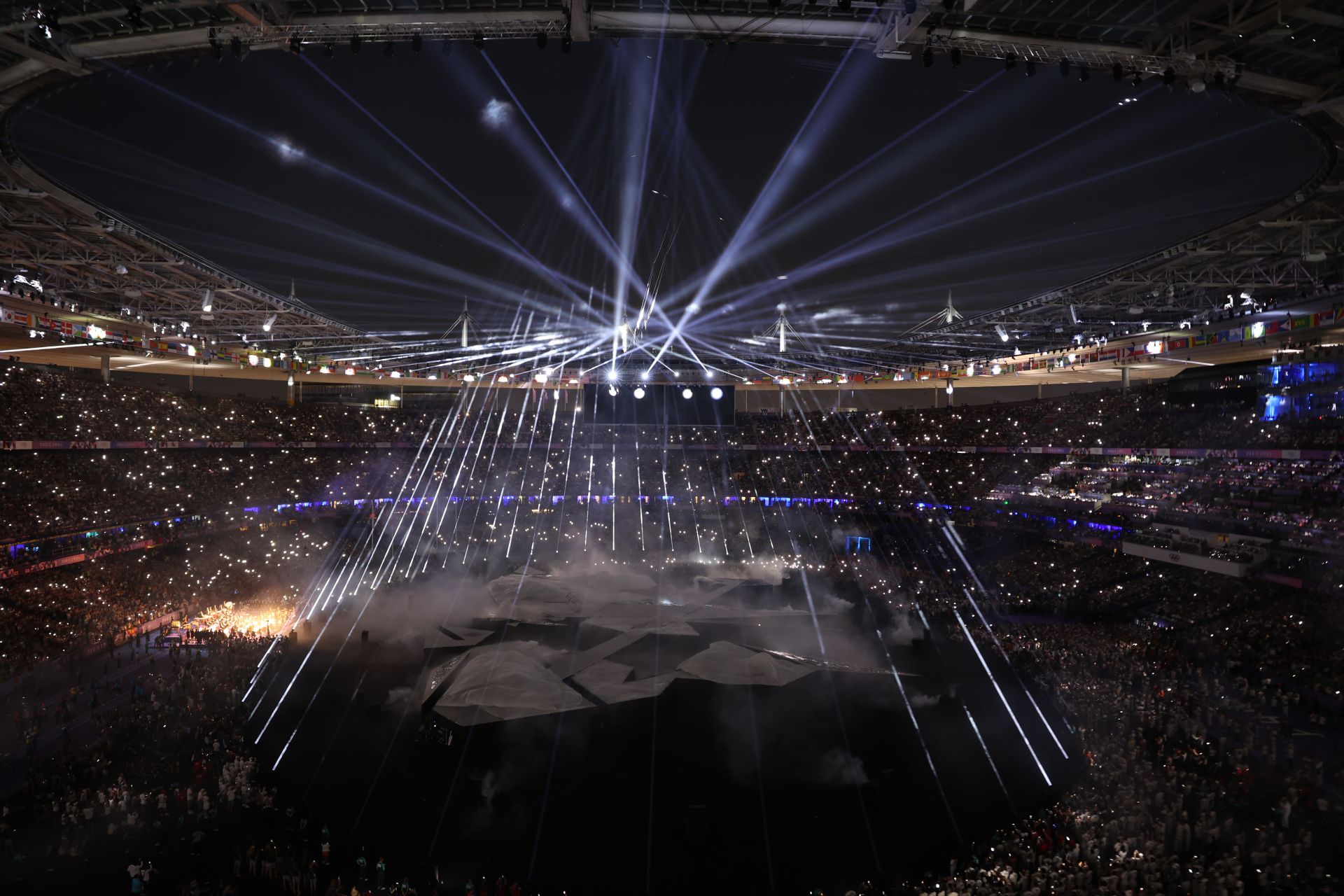 Fotografía de un espectáculo durante la ceremonia de clausura de los Juegos Olímpicos de París 2024