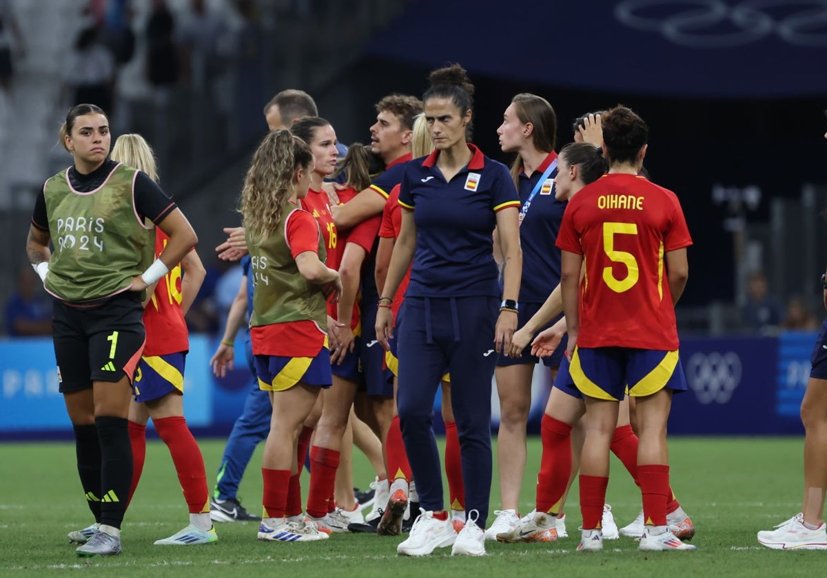 Montse Tomé y las jugadoras, tras la dura derrota ante Alemania