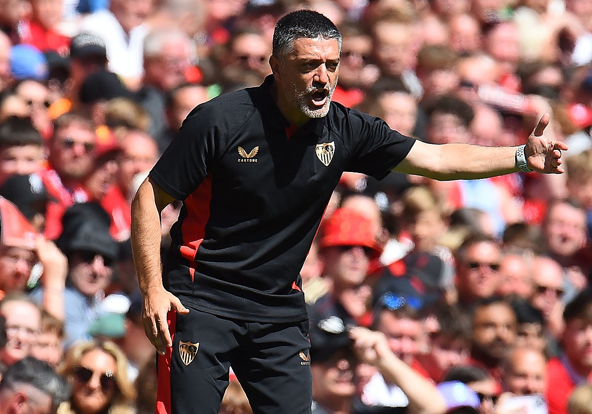 García Pimienta dando indicaciones en Anfield