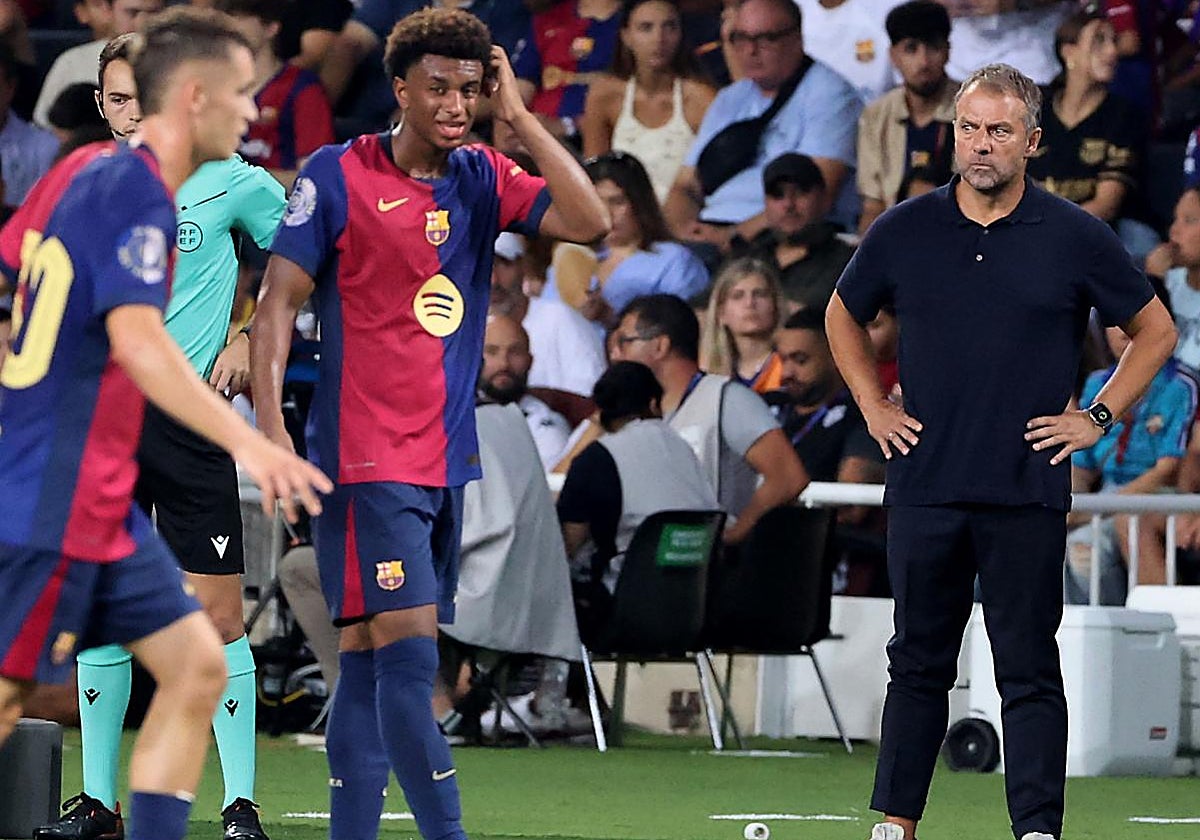 Hansi Flick (dcha.), nuevo entrenador del Barça, durante el partido ante el Mónaco