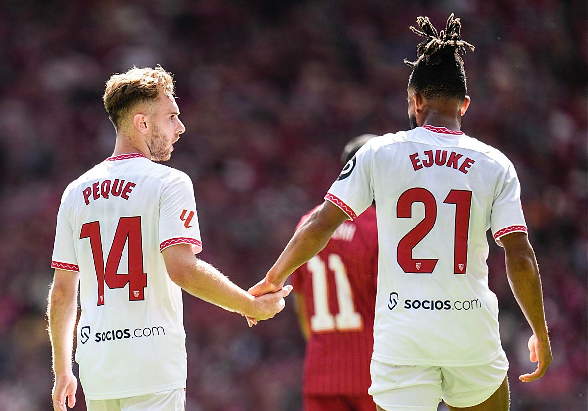 Peque y Ejuke, tras el gol del Sevilla frente al Liverpool